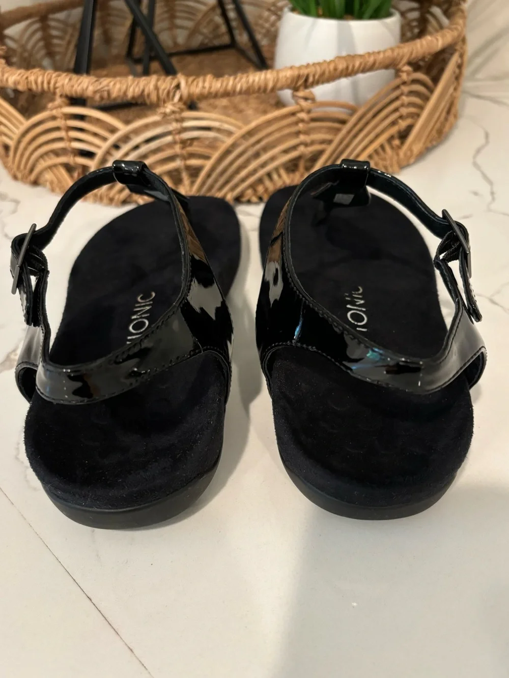 Vionic Paden Black Patent Toe Post T Strap Sandal Side Buckle Size 7